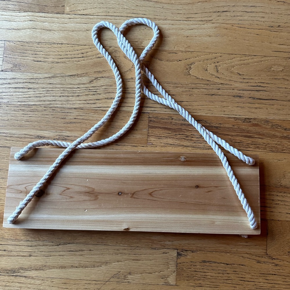 Single hanging wall shelf